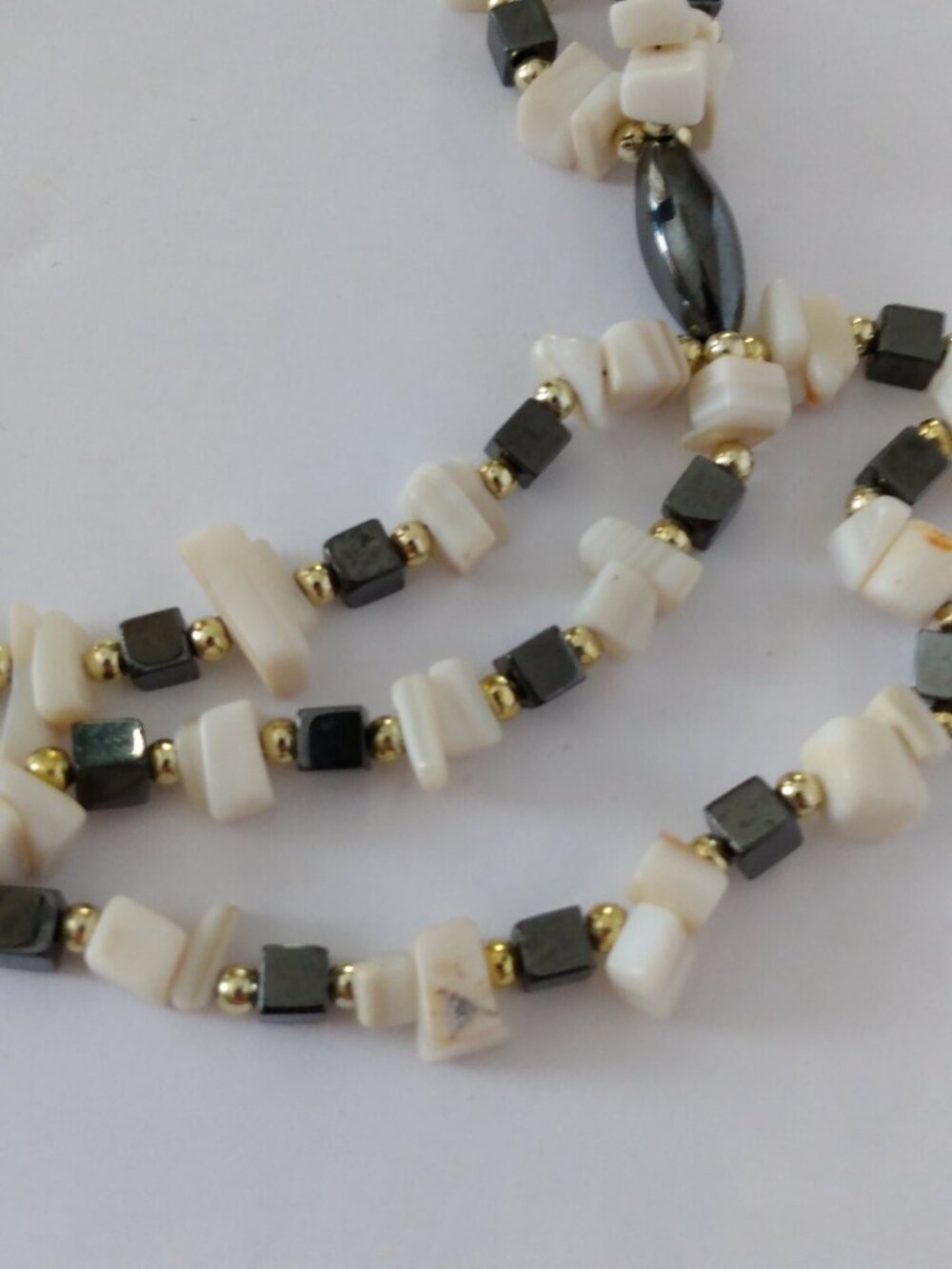 Vintage Hematite Bead & Shell Festoon Necklace - 17 inches long. Excellent item. - Picture 5 of 8